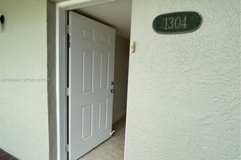 Condo in Hialeah Gardens, Florida, 2 bedrooms  № 2003033
