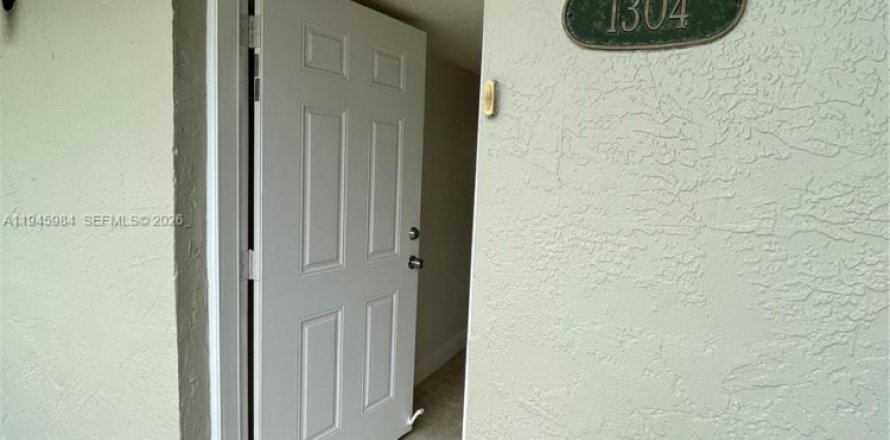 Condo in Hialeah Gardens, Florida, 2 bedrooms  № 2003033
