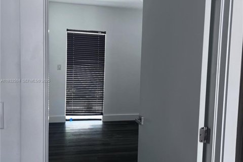 Снять в аренду кондоминиум в Майами-Бич, Флорида 1 спальня, 39.58м2, № 1990882 - фото 4