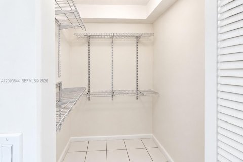Copropriété à louer à Miami, Floride: 2 chambres, 83.43 m2 № 2385260 - photo 9