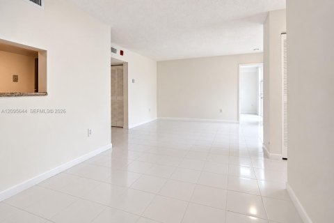 Copropriété à louer à Miami, Floride: 2 chambres, 83.43 m2 № 2385260 - photo 2