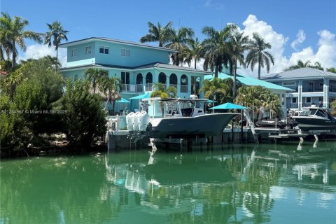 House in Marathon, Florida 4 bedrooms, 418.06 sq.m. № 2076957