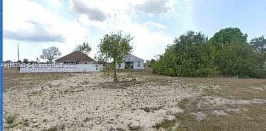 Terrain à Cape Coral, Floride № 1867733