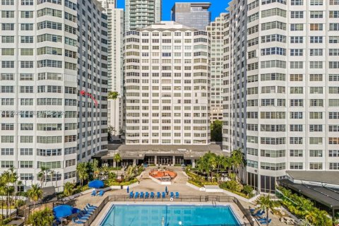 Condo in Miami, Florida, 1 bedroom № 2010372 - photo 3