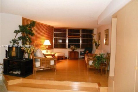 Condo in Miami, Florida, 1 bedroom № 2010372 - photo 7