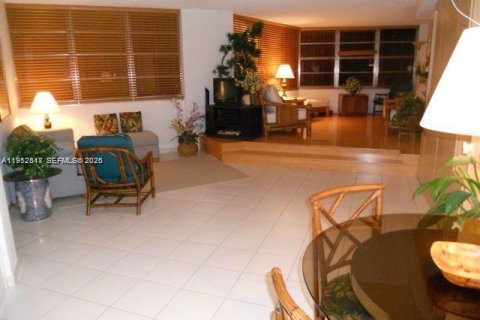 Condo in Miami, Florida, 1 bedroom № 2010372 - photo 6
