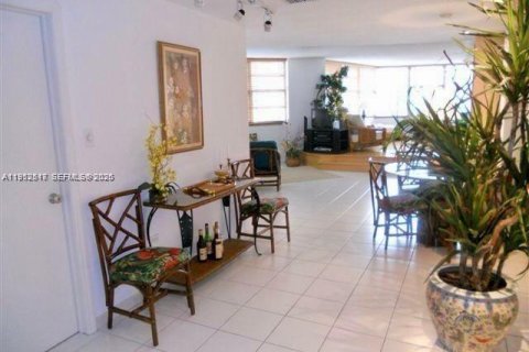 Condo in Miami, Florida, 1 bedroom № 2010372 - photo 5