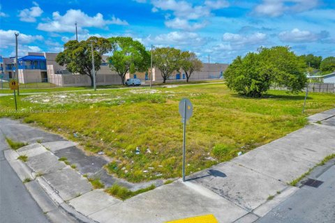 Commercial property in Homestead, Florida № 1862364 - photo 11