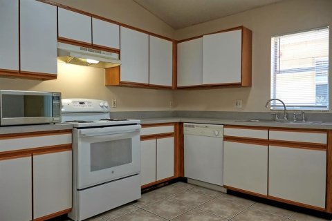 House in Altamonte Springs, Florida 3 bedrooms, 105.54 sq.m. № 2402735 - photo 4