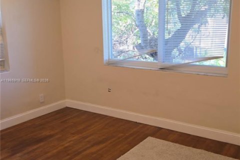 Снять в аренду квартиру в Бей-Харбор-Айлендс, Флорида 2 спальни, 66.89м2, № 2047577 - фото 2