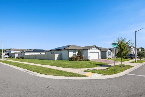 House in Haines City, Florida 3 bedrooms, 157.19 sq.m. № 2436870 - photo 2