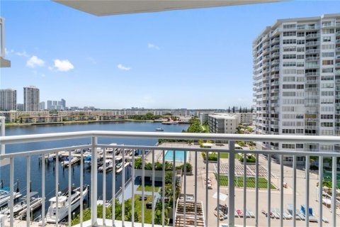 Condo in Aventura, Florida, 2 bedrooms  № 1713024 - photo 12