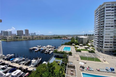 Condo in Aventura, Florida, 2 bedrooms  № 1713024 - photo 25