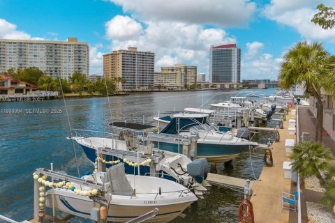 Copropriété à vendre à Hallandale Beach, Floride: 2 chambres, 115.2 m2 № 1989746 - photo 17