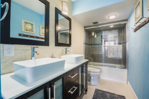 Copropriété à vendre à Hallandale Beach, Floride: 2 chambres, 115.2 m2 № 1989746 - photo 12