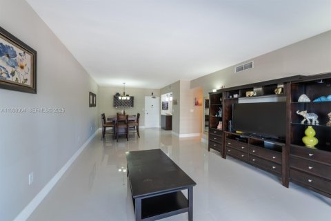 Copropriété à vendre à Hallandale Beach, Floride: 2 chambres, 115.2 m2 № 1989746 - photo 7