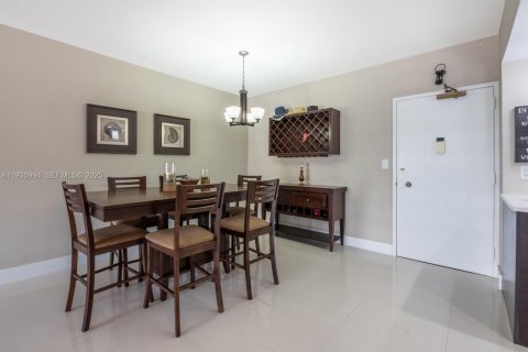 Copropriété à vendre à Hallandale Beach, Floride: 2 chambres, 115.2 m2 № 1989746 - photo 9