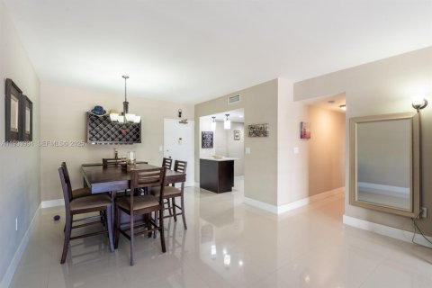Copropriété à vendre à Hallandale Beach, Floride: 2 chambres, 115.2 m2 № 1989746 - photo 8