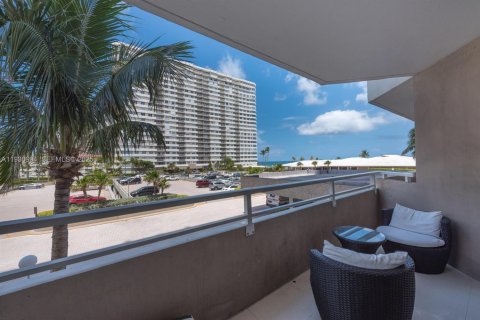 Copropriété à vendre à Hallandale Beach, Floride: 2 chambres, 115.2 m2 № 1989746 - photo 15