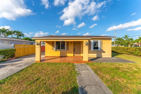 Casa en alquiler en Miami, Florida, 3 dormitorios, 161.46 m2 № 1972076 - foto 1