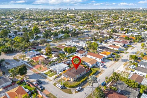 Casa en alquiler en Miami, Florida, 3 dormitorios, 161.46 m2 № 1972076 - foto 30