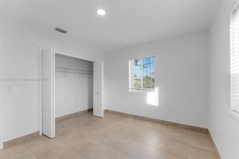 Casa en alquiler en Miami, Florida, 3 dormitorios, 161.46 m2 № 1972076 - foto 23