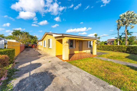 Casa en alquiler en Miami, Florida, 3 dormitorios, 161.46 m2 № 1972076 - foto 3