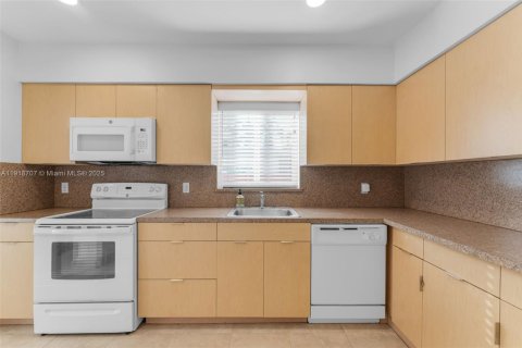 Casa en alquiler en Miami, Florida, 3 dormitorios, 161.46 m2 № 1972076 - foto 10