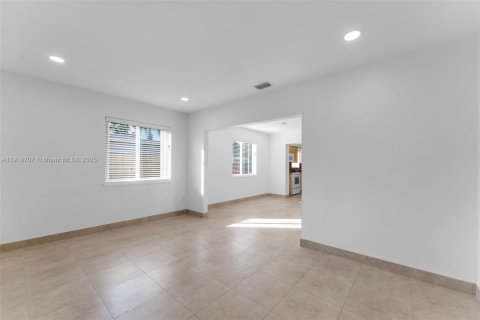 Casa en alquiler en Miami, Florida, 3 dormitorios, 161.46 m2 № 1972076 - foto 4