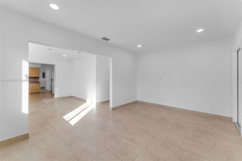 Casa en alquiler en Miami, Florida, 3 dormitorios, 161.46 m2 № 1972076 - foto 6