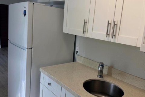 Immobilier commercial à louer à West Palm Beach, Floride: 1 chambre, 114.27 m2 № 2319318 - photo 2