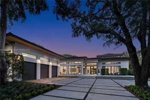 House in Pinecrest, Florida 5 bedrooms, 945.56 sq.m. № 1766672 - photo 1