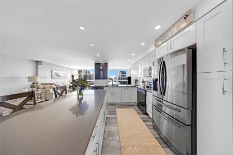 Condo in Hallandale Beach, Florida, 2 bedrooms № 1974105 - photo 15