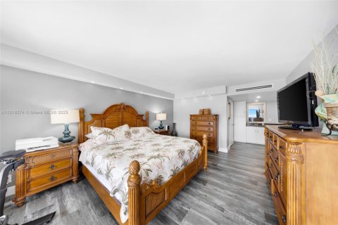 Condo in Hallandale Beach, Florida, 2 bedrooms № 1974105 - photo 25