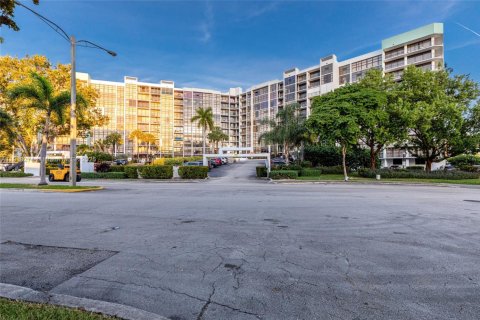 Condo in Hallandale Beach, Florida, 2 bedrooms № 1974105 - photo 30