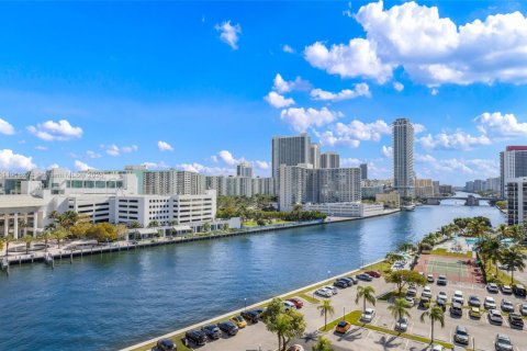 Condo in Hallandale Beach, Florida, 2 bedrooms № 1974105 - photo 9