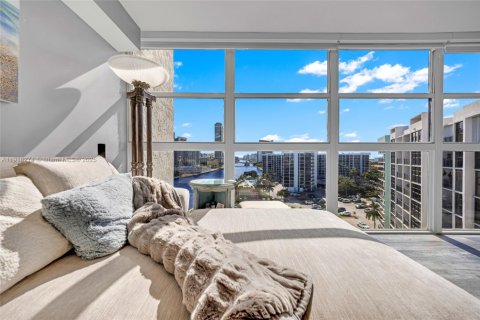 Condo in Hallandale Beach, Florida, 2 bedrooms № 1974105 - photo 18