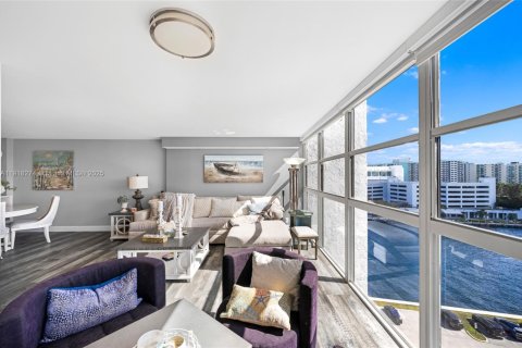 Condo in Hallandale Beach, Florida, 2 bedrooms № 1974105 - photo 5