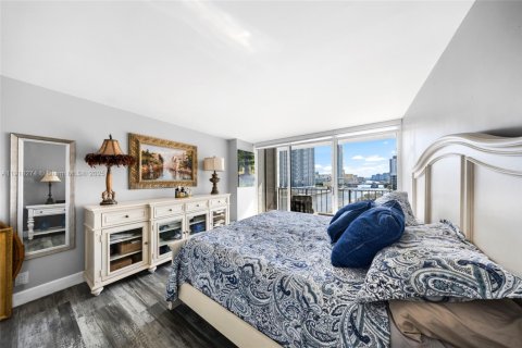 Condo in Hallandale Beach, Florida, 2 bedrooms № 1974105 - photo 22