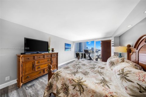 Condo in Hallandale Beach, Florida, 2 bedrooms № 1974105 - photo 24