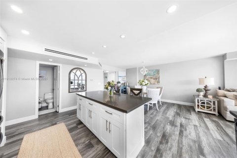 Condo in Hallandale Beach, Florida, 2 bedrooms № 1974105 - photo 13