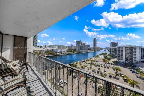 Condo in Hallandale Beach, Florida, 2 bedrooms № 1974105 - photo 7