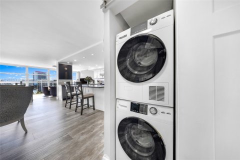 Condo in Hallandale Beach, Florida, 2 bedrooms № 1974105 - photo 17