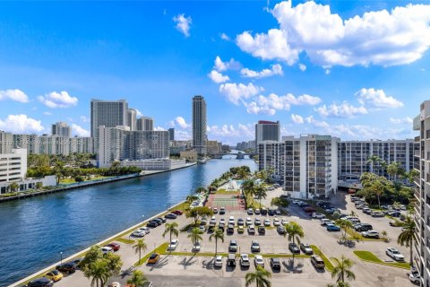 Condo in Hallandale Beach, Florida, 2 bedrooms № 1974105 - photo 8