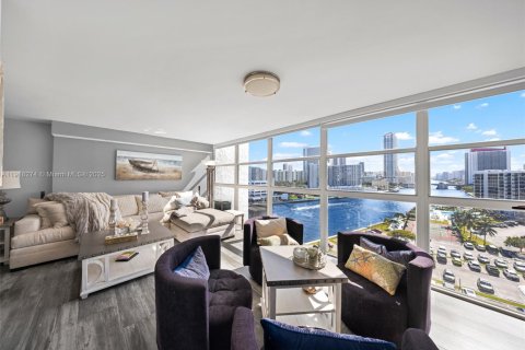 Condo in Hallandale Beach, Florida, 2 bedrooms № 1974105 - photo 4