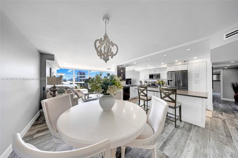 Condo in Hallandale Beach, Florida, 2 bedrooms № 1974105 - photo 11