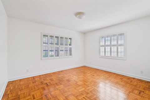 House in West Palm Beach, Florida 3 bedrooms, 246.47 sq.m. № 2246693 - photo 11