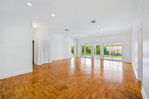 House in West Palm Beach, Florida 3 bedrooms, 246.47 sq.m. № 2246693 - photo 3
