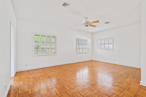 House in West Palm Beach, Florida 3 bedrooms, 246.47 sq.m. № 2246693 - photo 9
