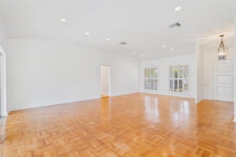 House in West Palm Beach, Florida 3 bedrooms, 246.47 sq.m. № 2246693 - photo 5